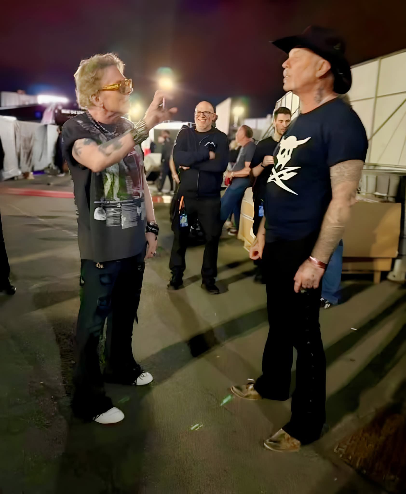 Аксл Роуз разговаривает с Джеймсом Хэтфилдом