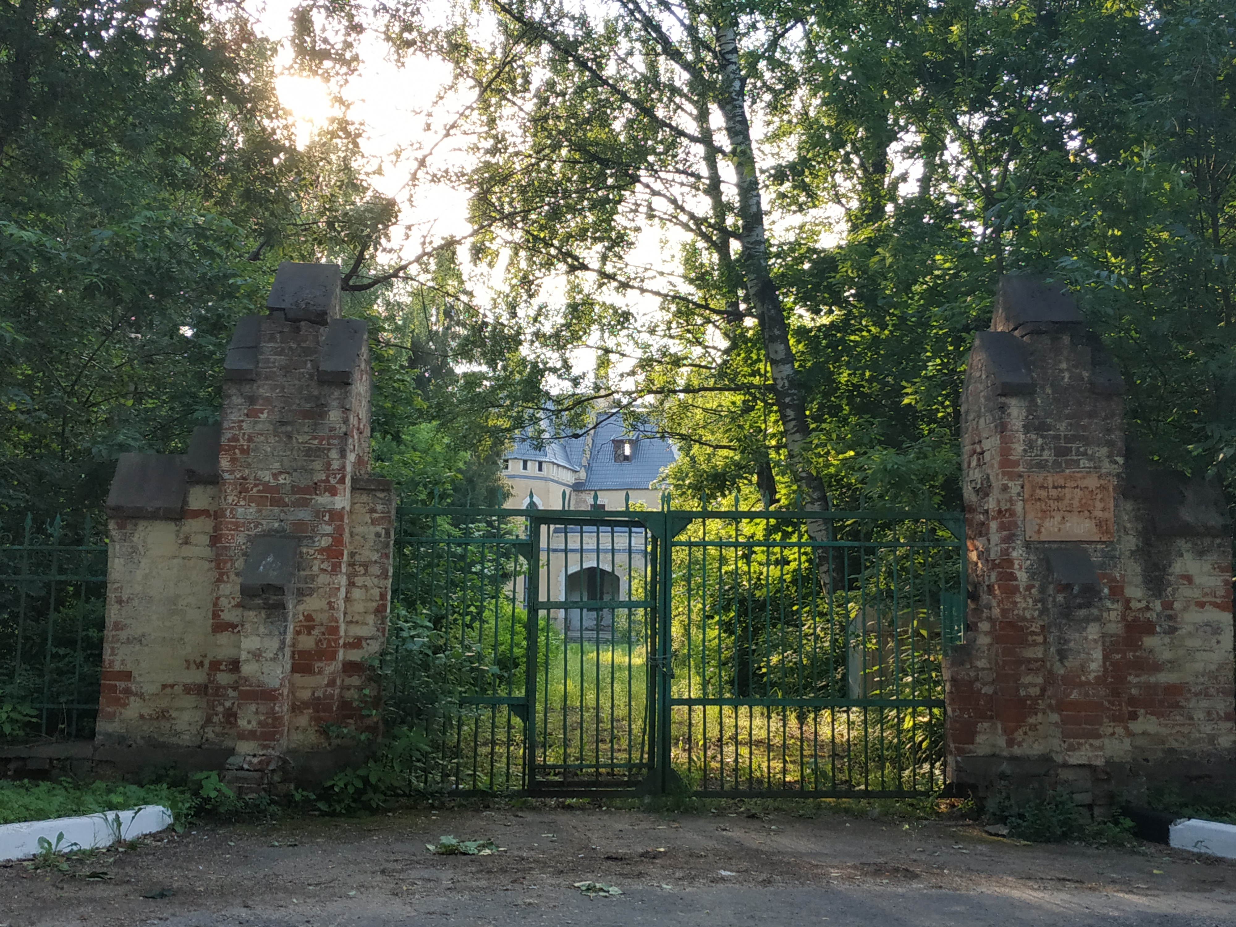 Заброшенная усадьба в подмосковном Успенском, находка для сьемок фильм