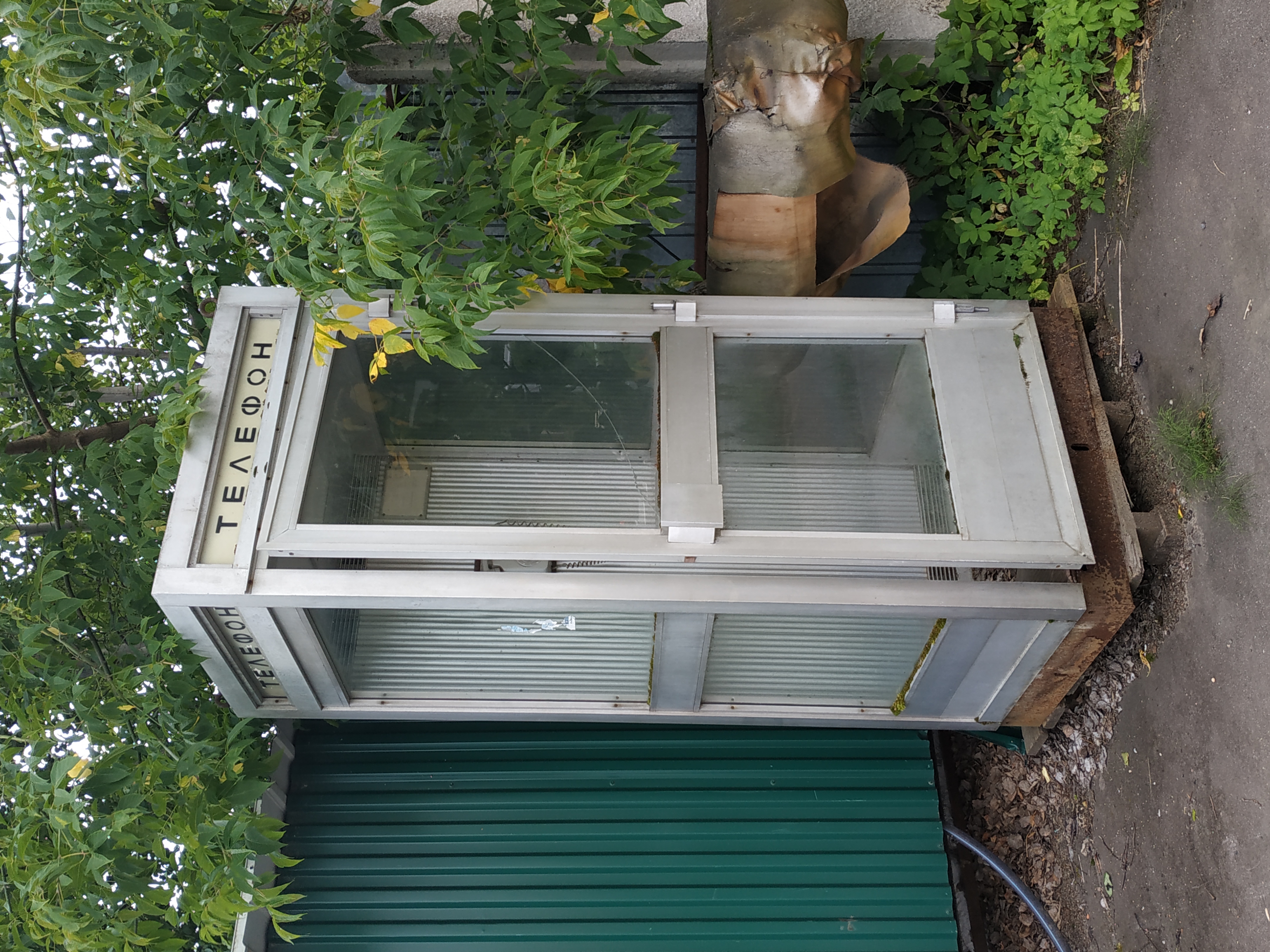 Телефонная будка 80-х годов и так хорошо сохранилась