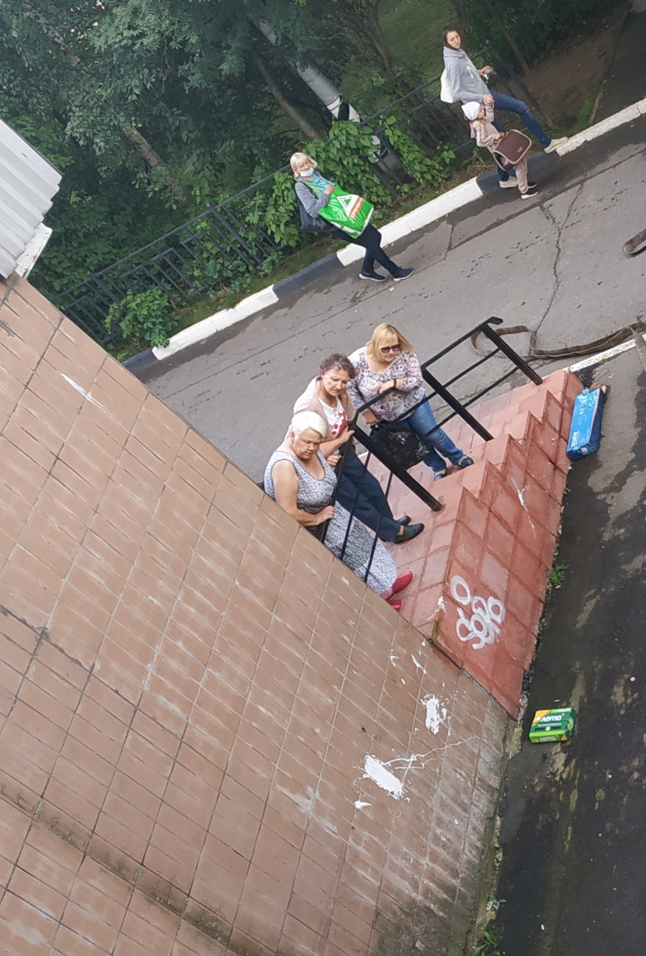 Любопытные старухи у подъезда. Нет ли наркоманов или проституток там?