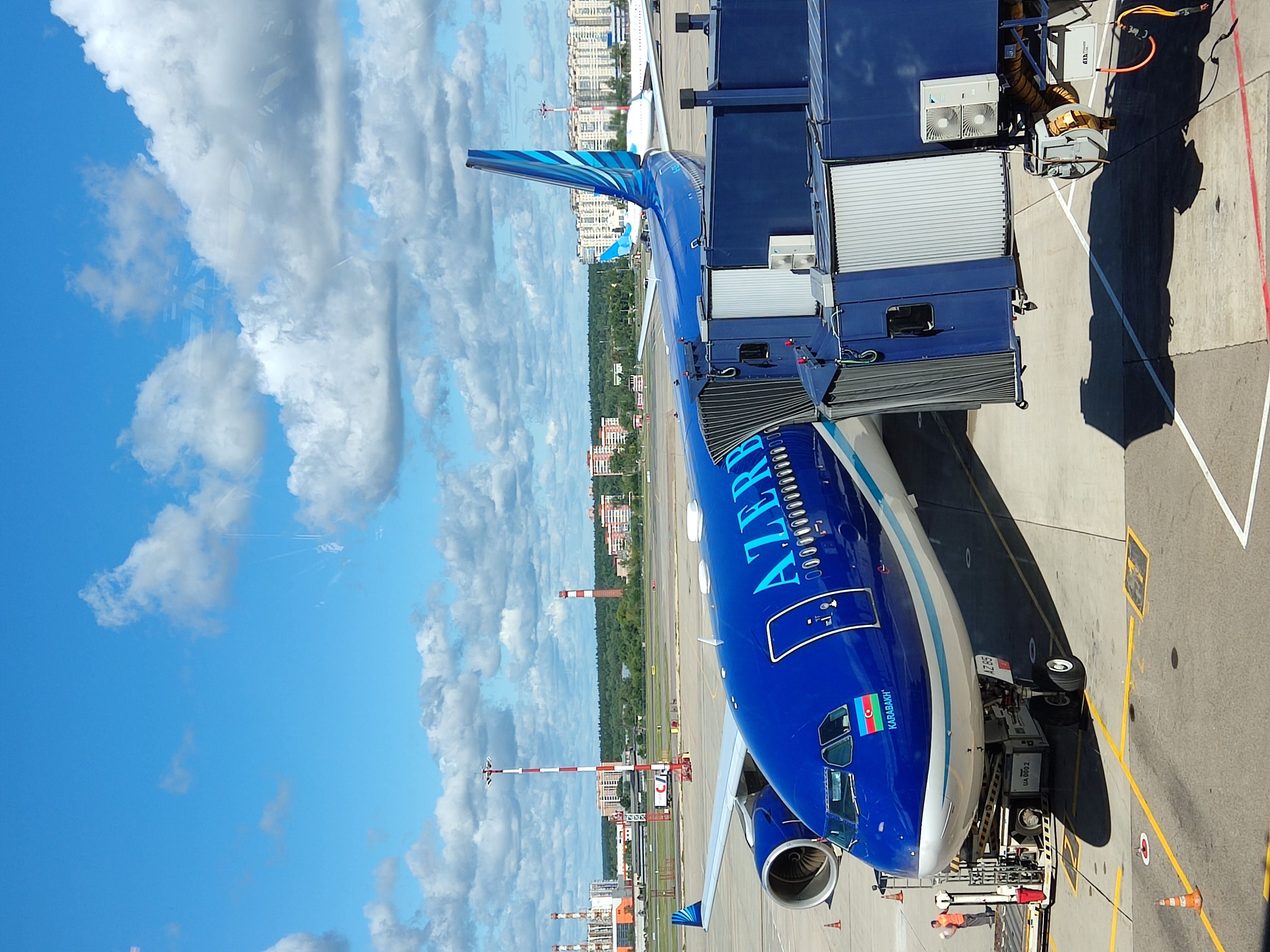 Самолет Азербайджанский авиалиний, еа борту четко видна надпись Нагорн