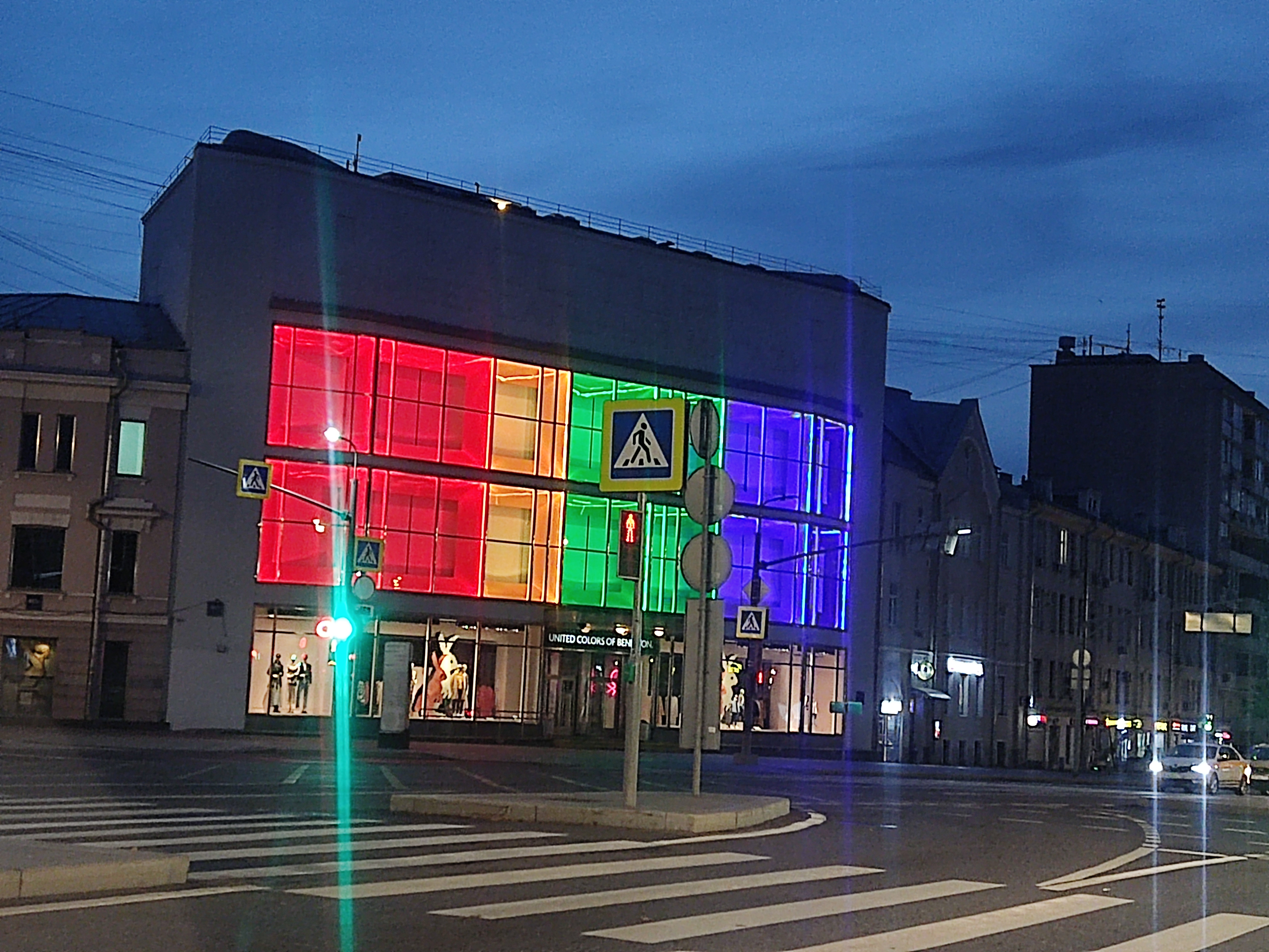 Юнайтед Колорз оф Беннетон одно из коасивейшихзданий в Москве, я счита