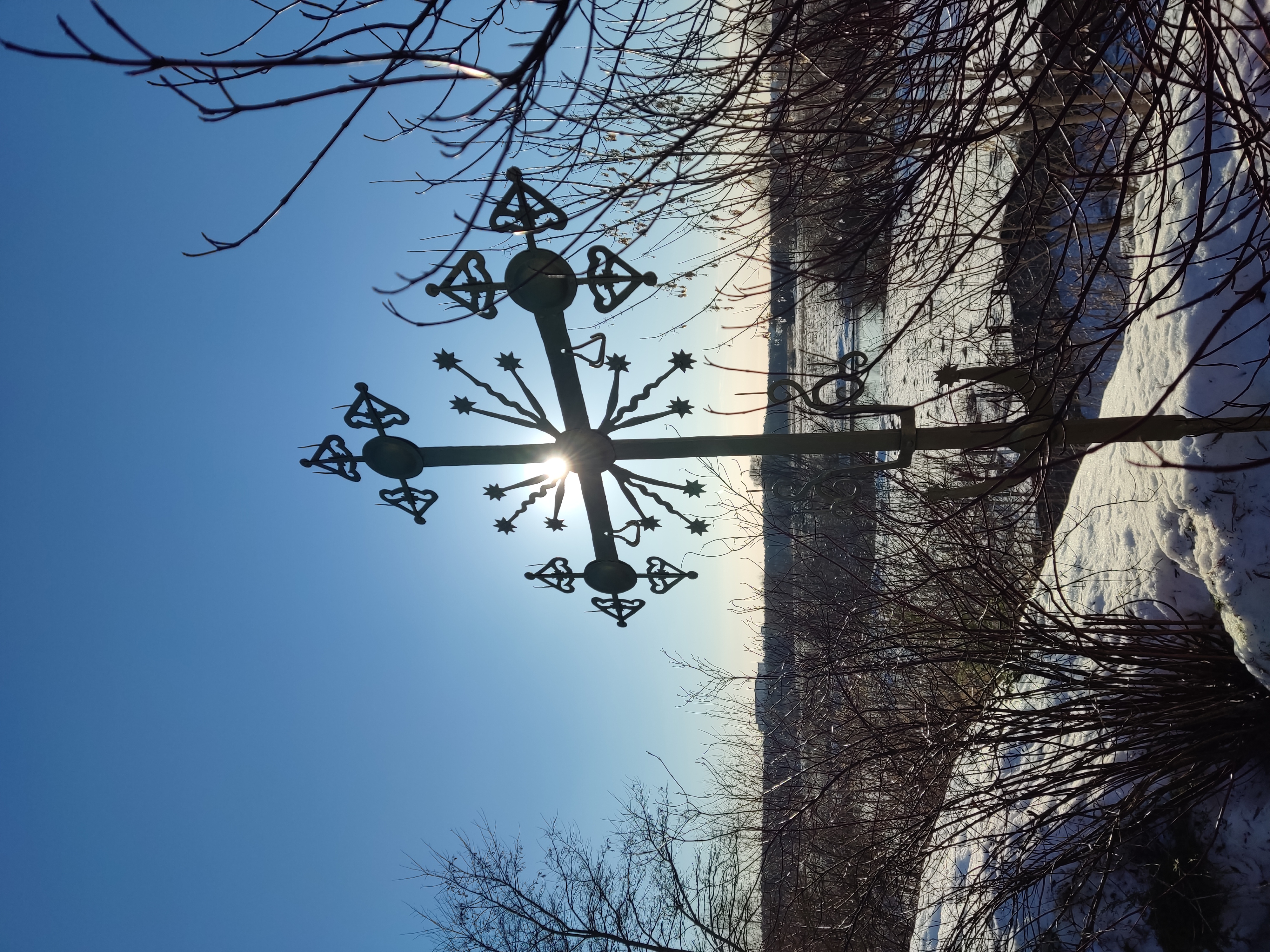 Православный крест в лучах заката Солнца