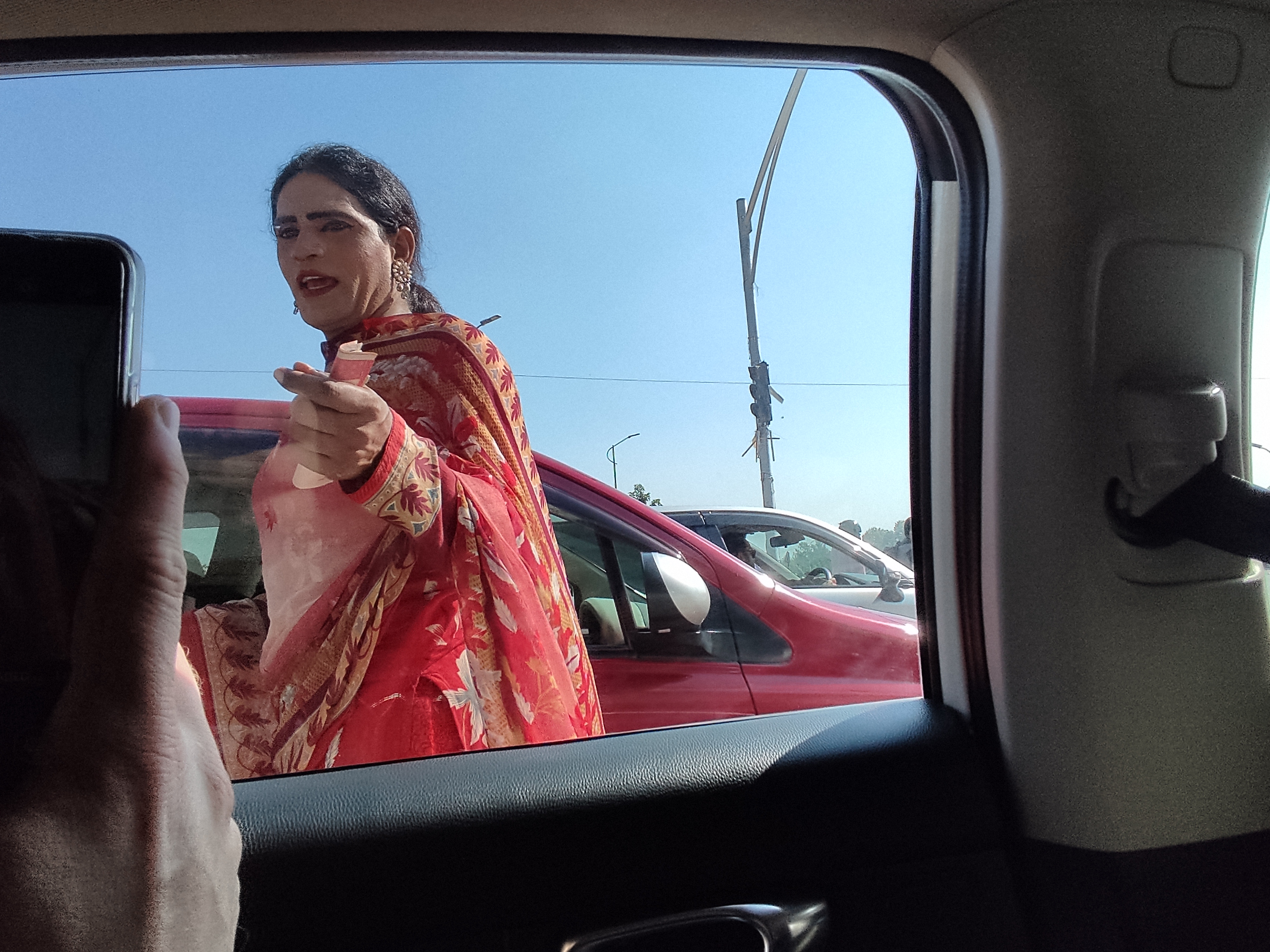 Мужик, переодетый в женщину в Пакистане на перекрестке просит милостын