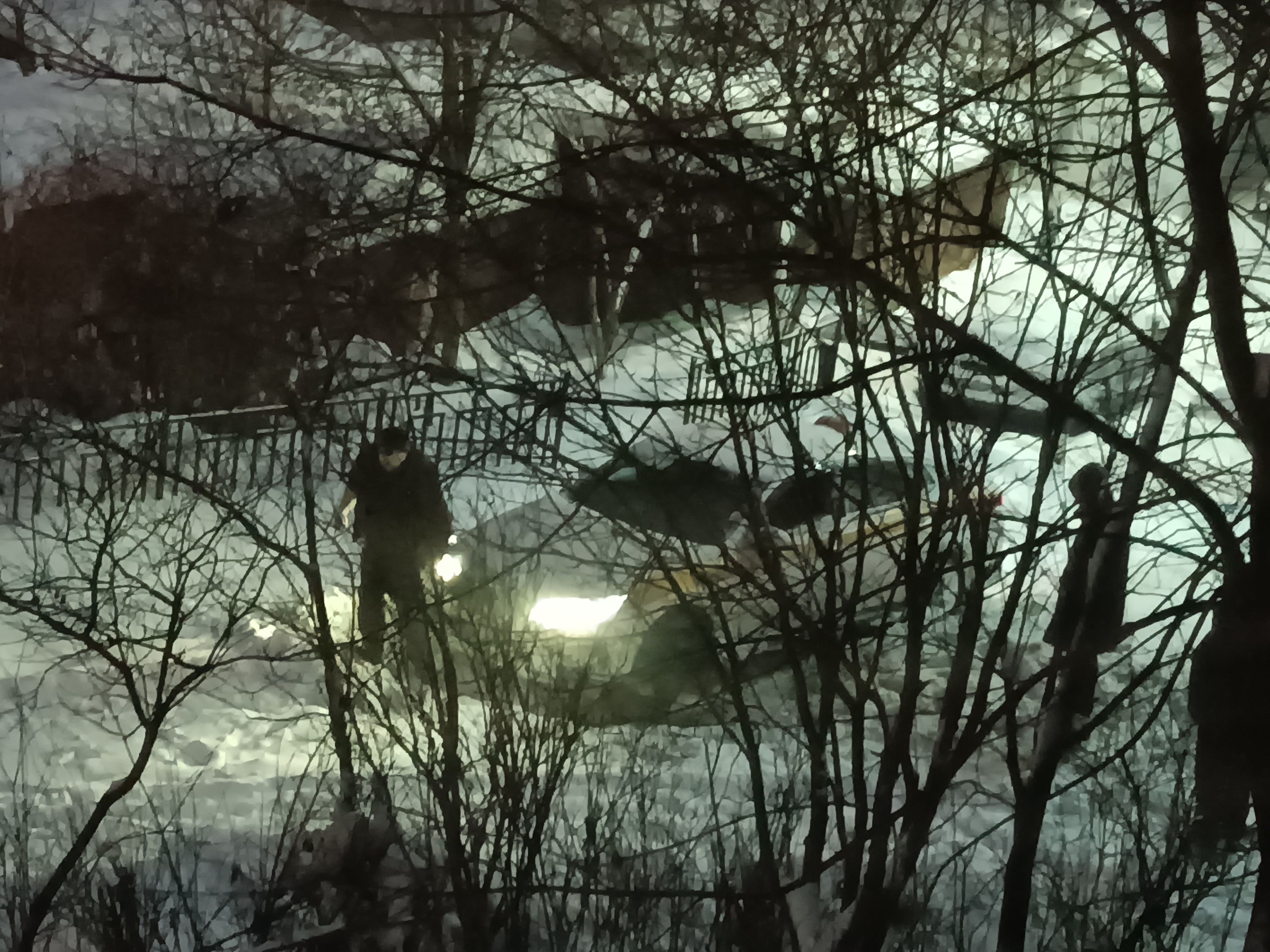 Таксист буксует, помочь некому рано утром