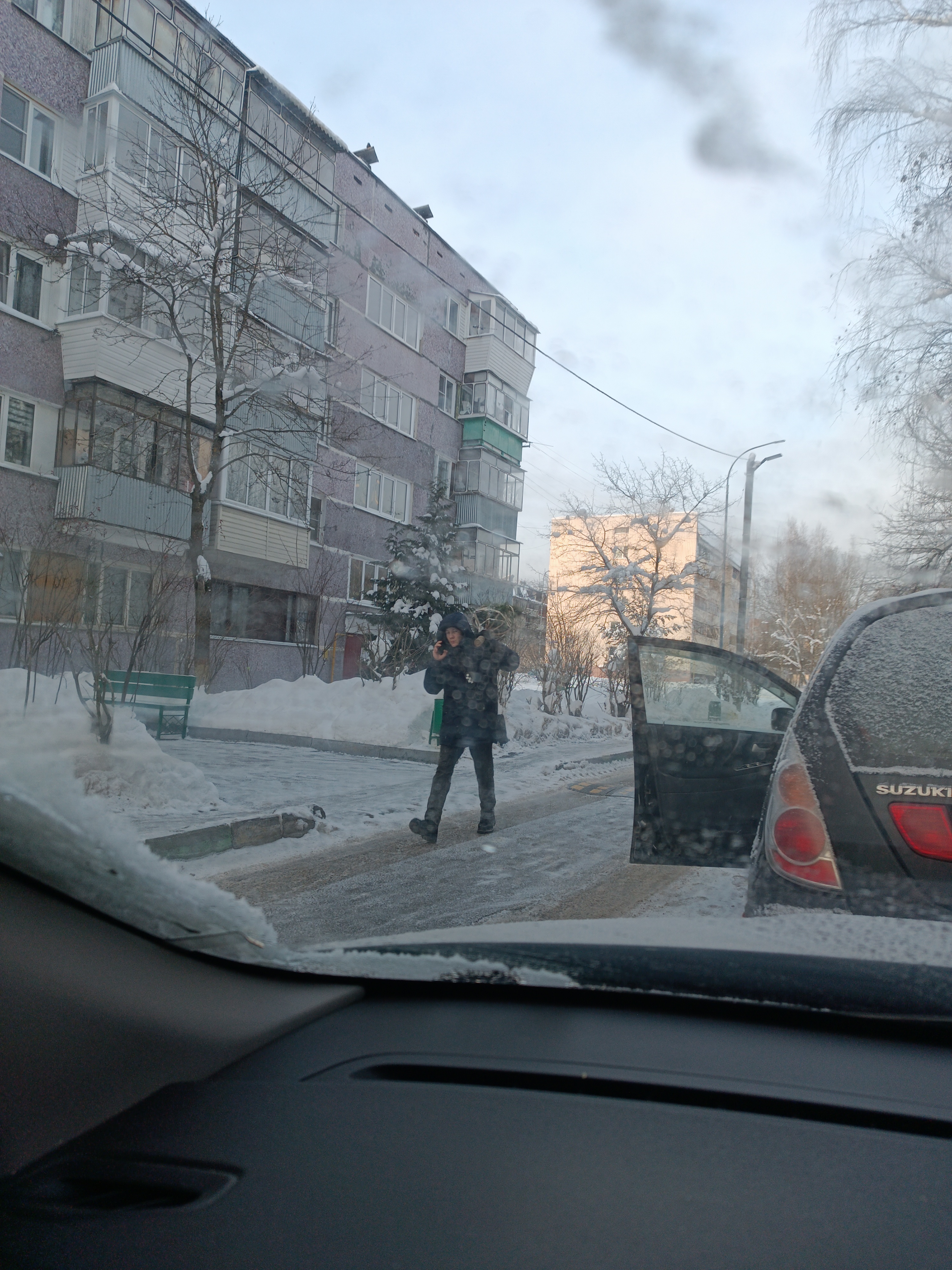 Сегодня 25 января, мужик решил выбросить елку. Слабак!