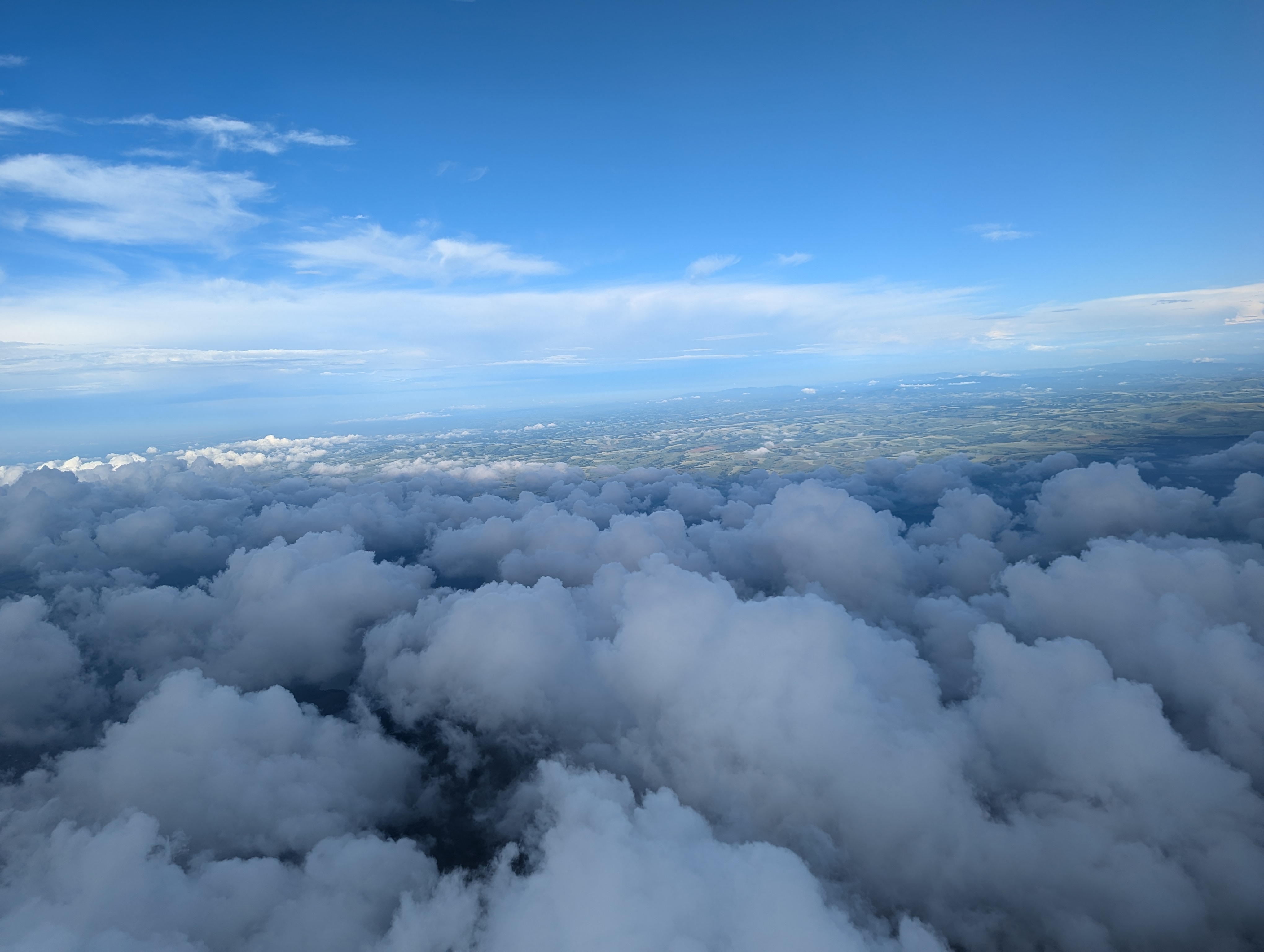 Облака из илюминатора самолета