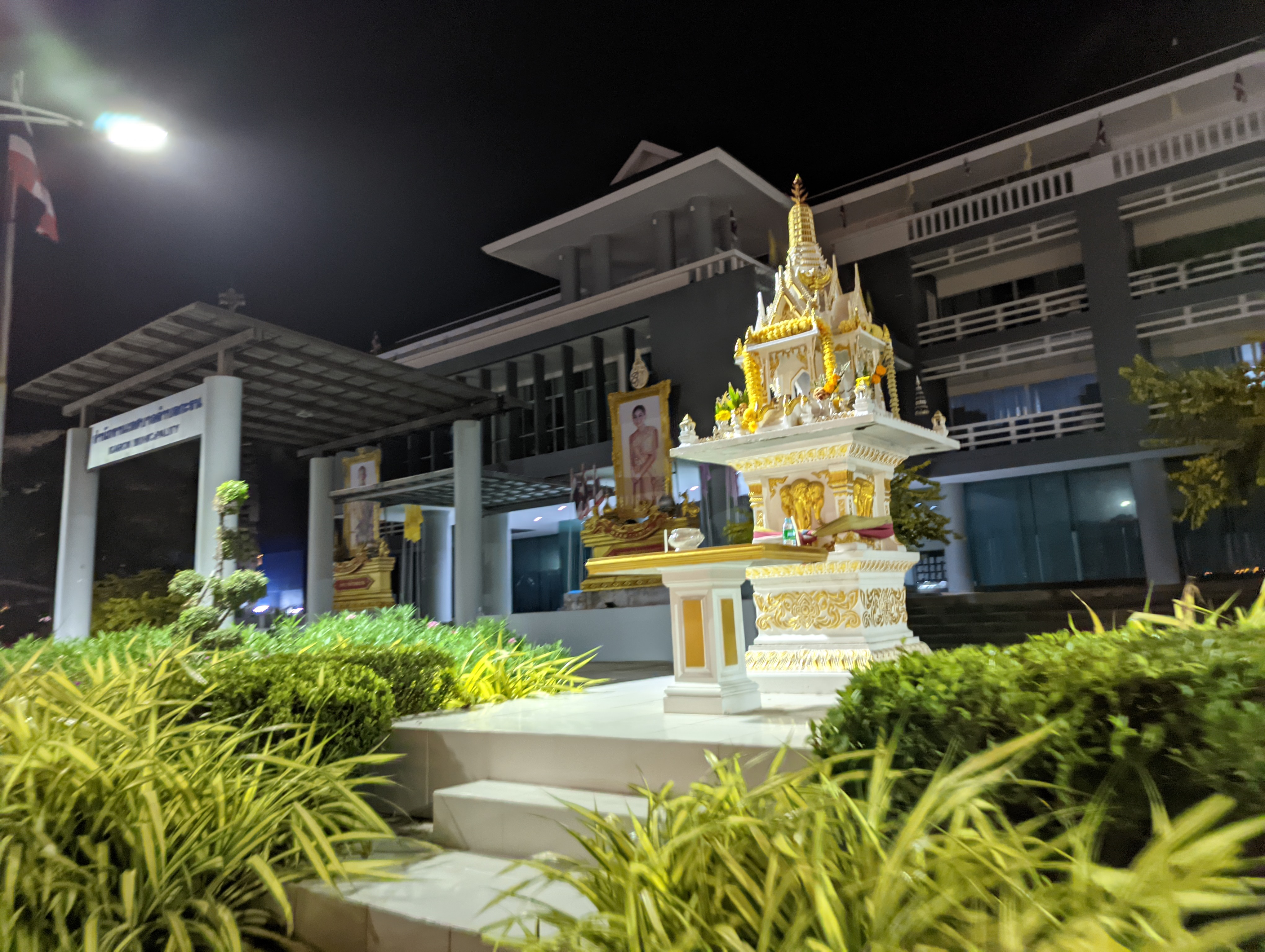 Домик духов около администрации какого то районаПхукета