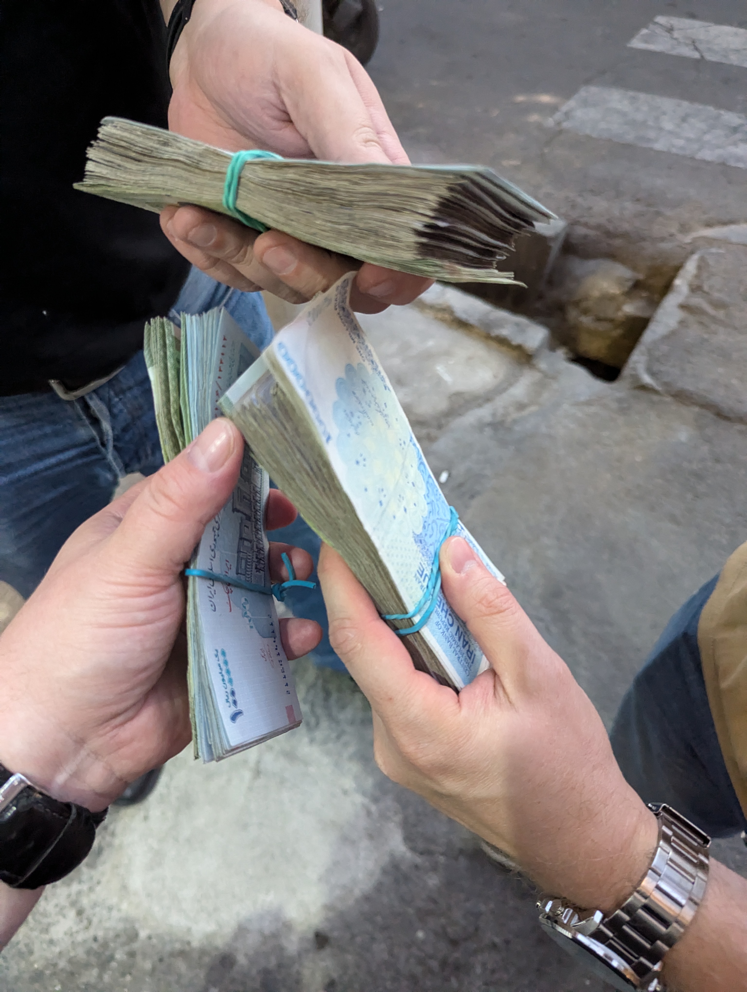 Сто долларов в иранских реалах