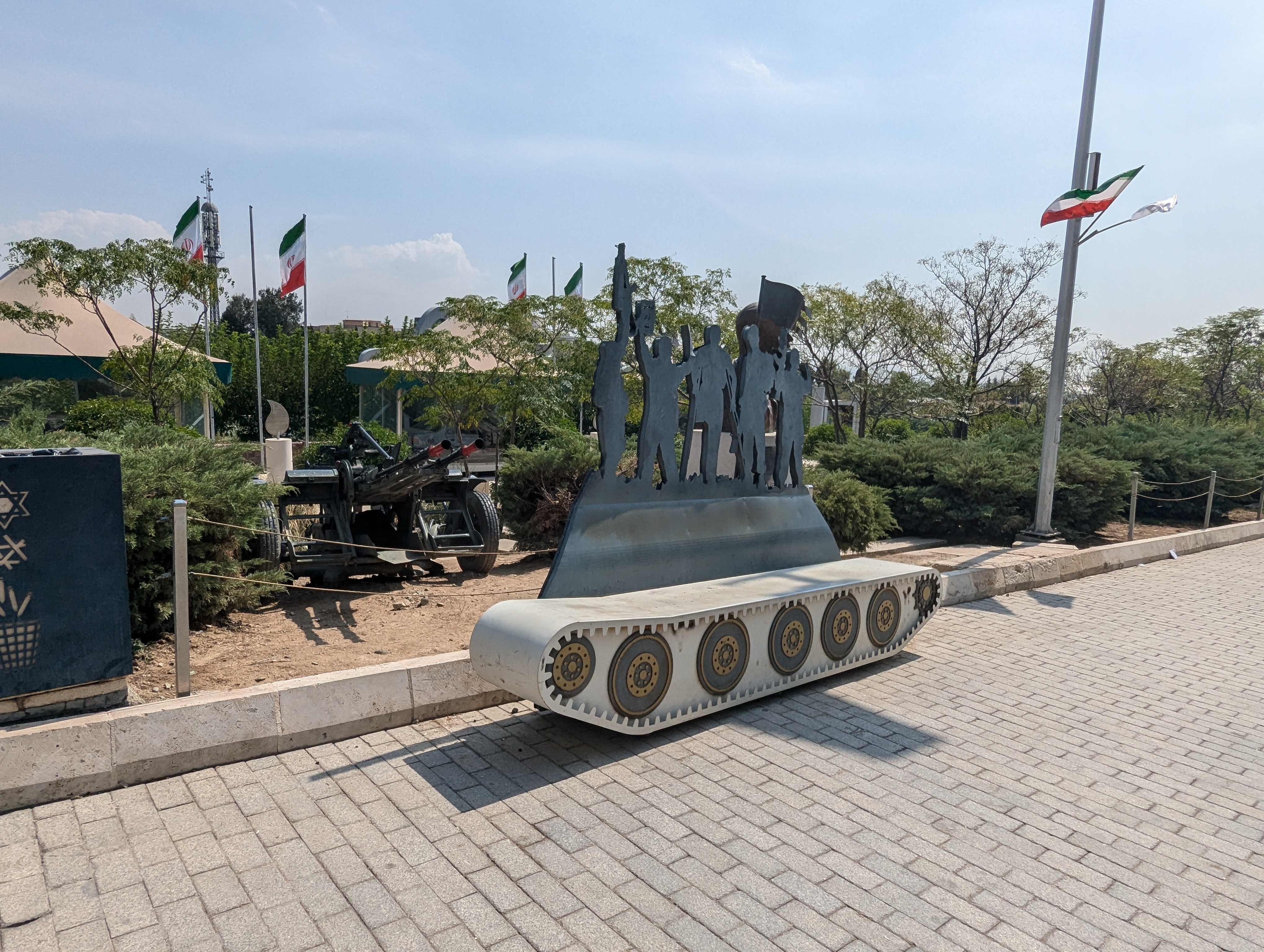 Лавочка на улице Тегерана