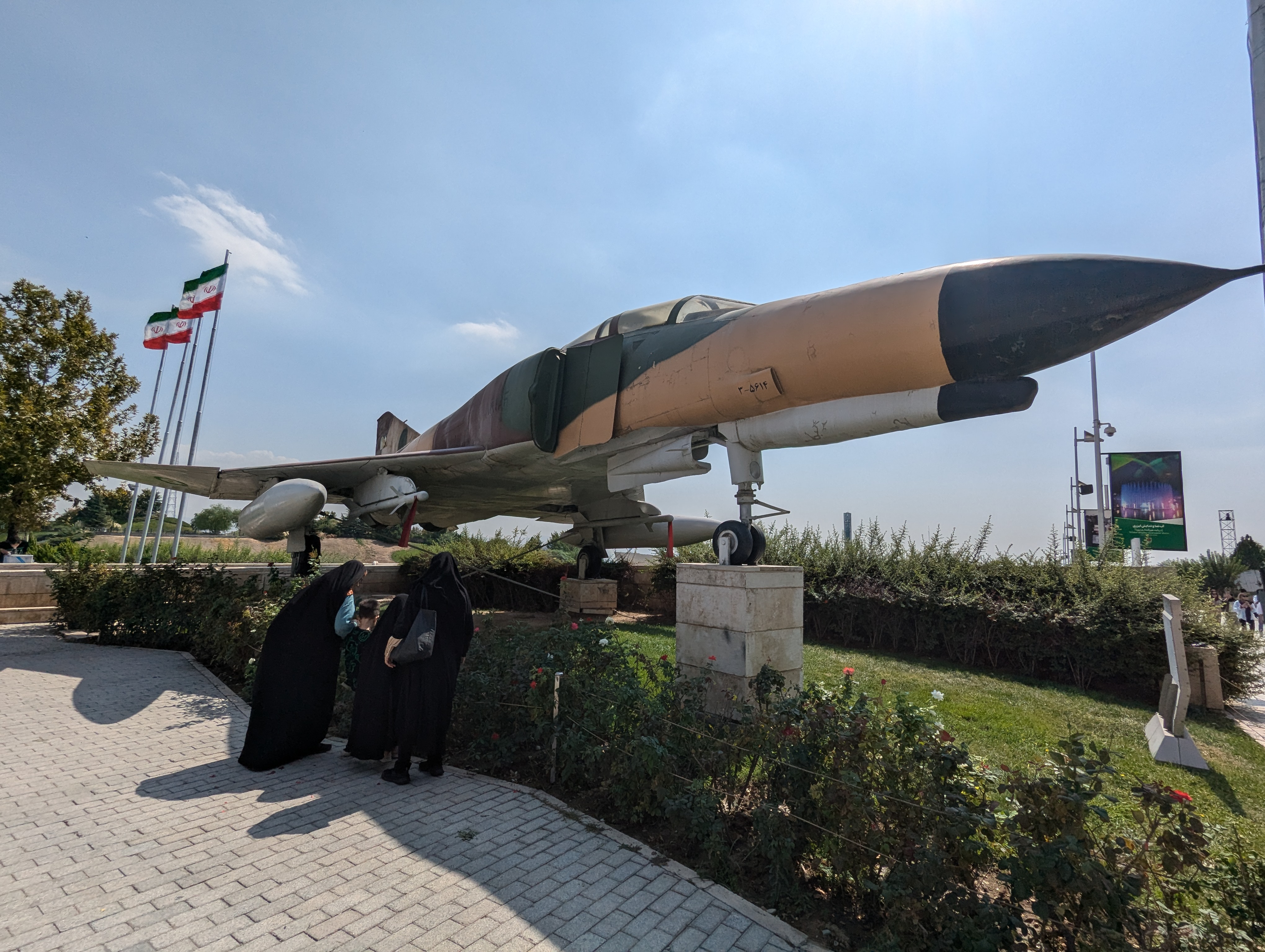 Легендарный Фантом в Тегеране на территории музея Ирано-Иракской войны