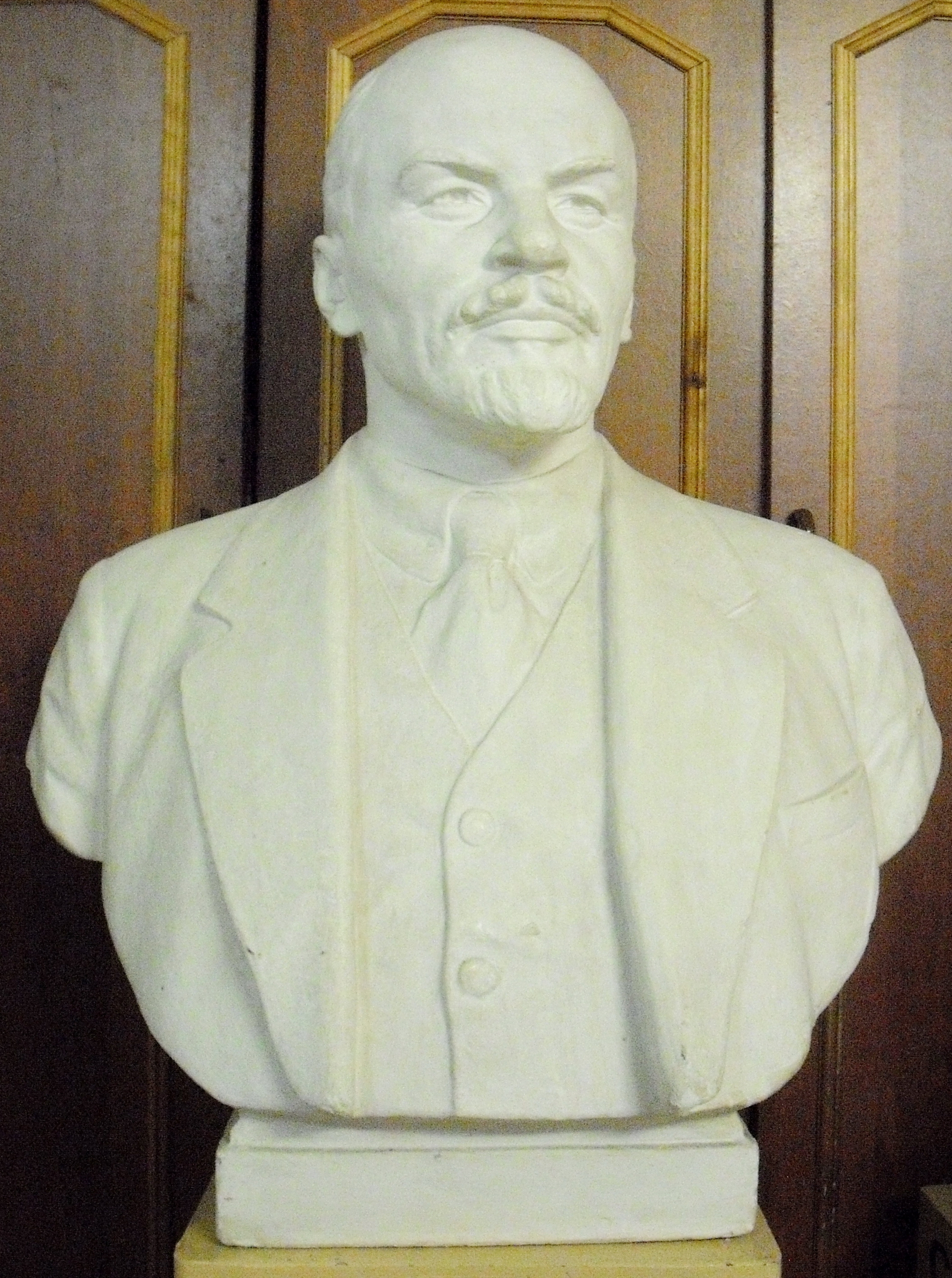 Вырыть огромную могилу, положить туда Ленина и все все его бюсты, памя