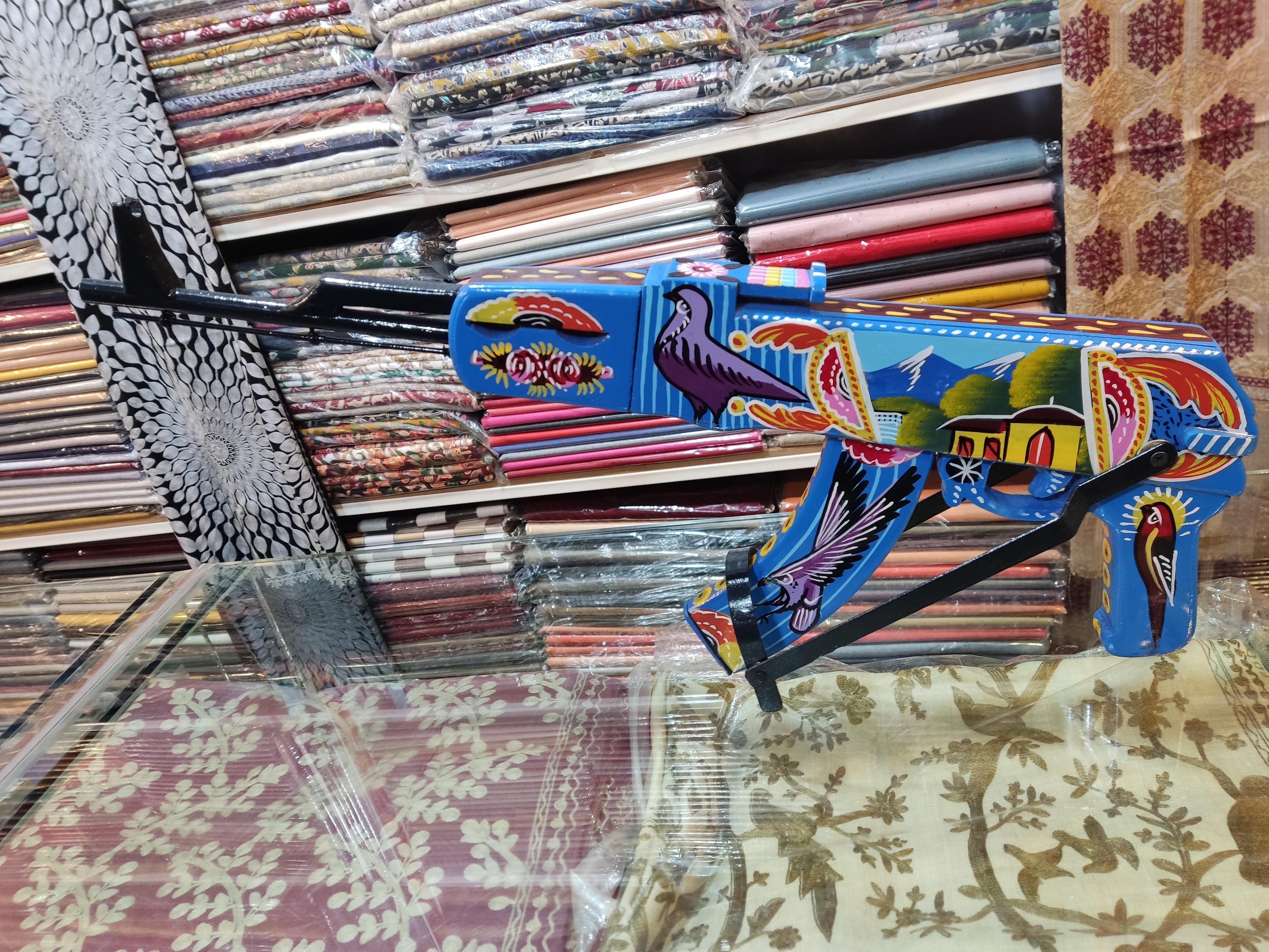 Детская игрушка в Пакистане Автомат Калашникова деревянный и росписной